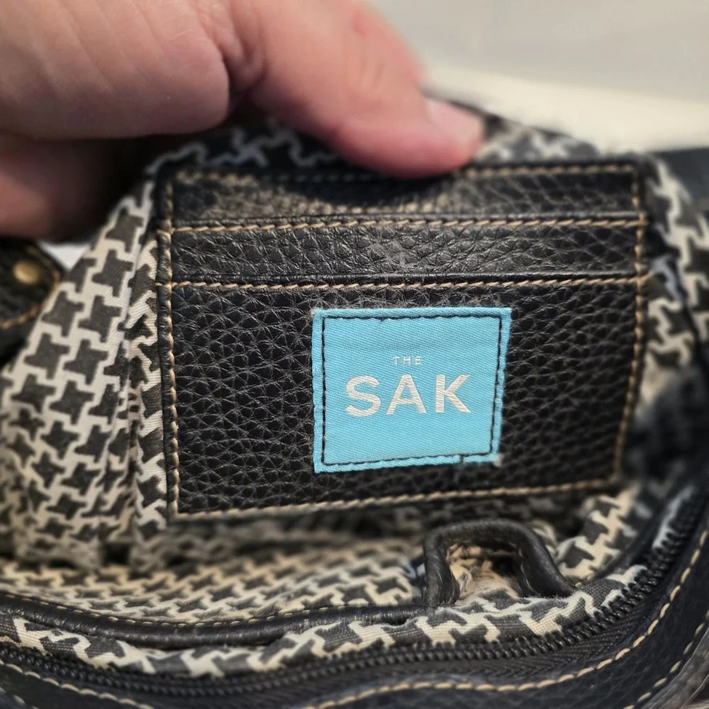 The Sak Black Pebbled Crescent Shoulder Bag Zip Houndstooth Lined Pockets Y2K